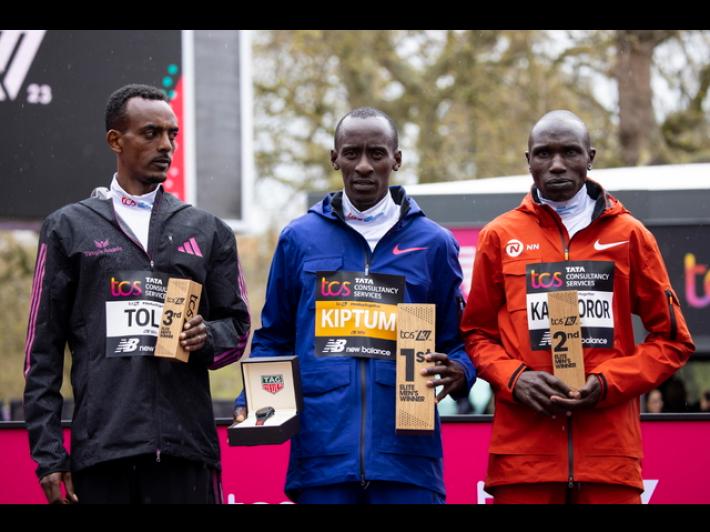 Morto in un incidente strale Kiptum, detentore record mondiale di maratona 