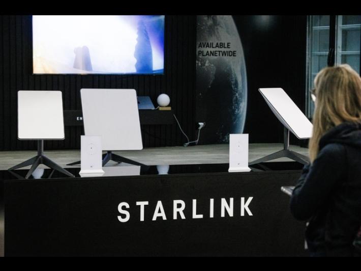 Il rappresentante di Musk in Italia: "Starlink pronta all'intesa con Roma, c'&egrave; chi la blocca". La replica del ministro Urso 