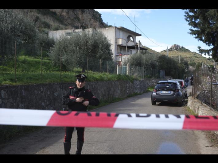 Strage in famiglia: la superstite trovata con cellulari vittime