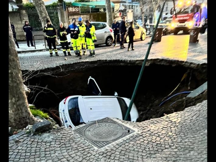 Paura a Napoli: voragine in strada inghiotte due vetture 