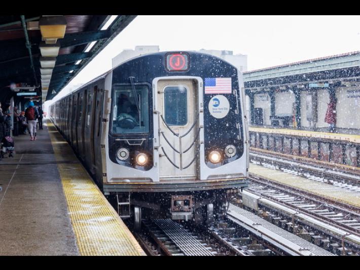 Donna data alle fiamme sulla metro a New York, &egrave; morta 