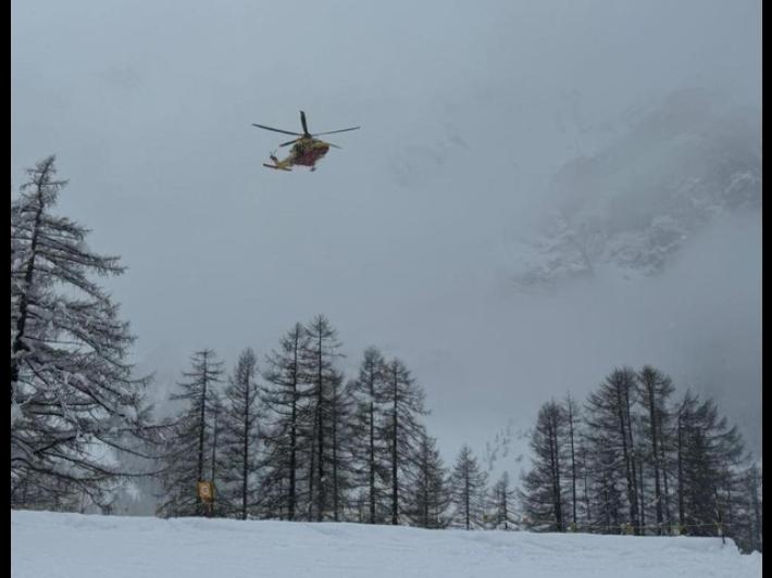 Cade da un salto di roccia, morto sciatore a Courmayeur 