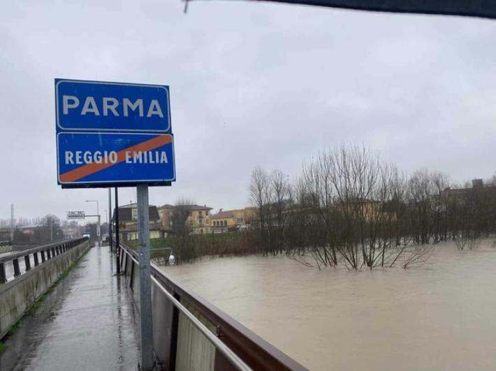 Superati gli 11 metri: chiuso il ponte sull'Enza a Sorbolo 
