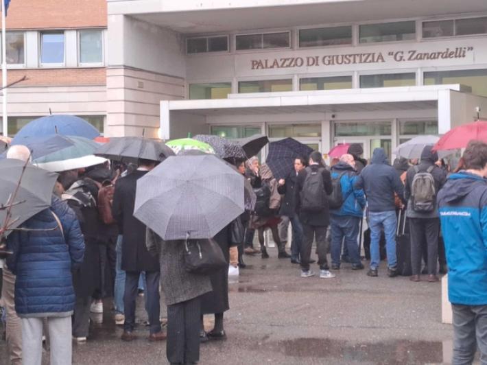 A Brescia in coda per assistere all'udienza sulla strage di Erba