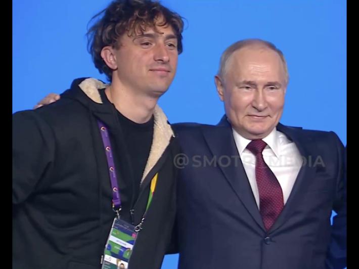 Artista italiano Jorit parla con Putin, poi foto insieme
