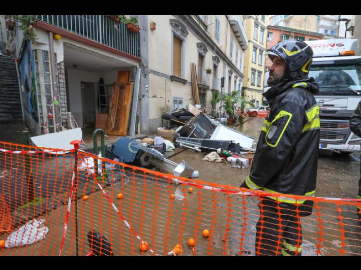 Pioggia a Napoli, fiume di fango in strada del Vomero