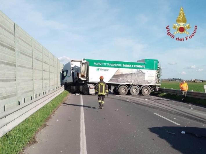 Scontro fra auto e camion: due morti nel Padovano