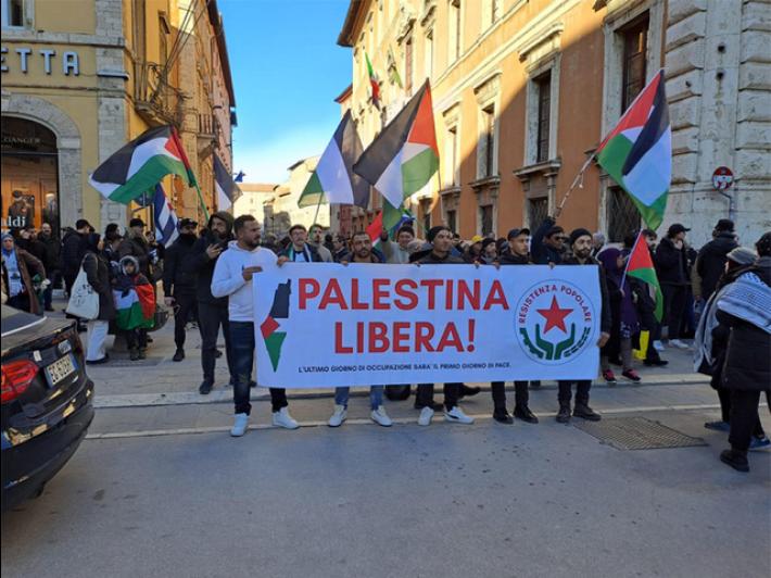 Insegnante con maglietta pro-Palestina, polemiche a Pavia. I genitori di un'alunna di origine israeliana contattano un legale 