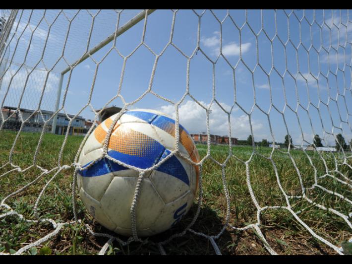 Non gradisce la sostituzione di suo figlio, entra in campo e d&agrave;  una testata all'allenatore