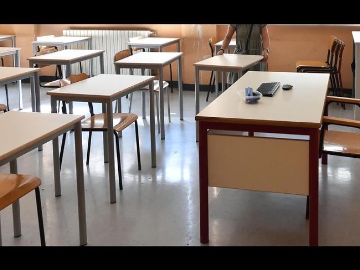 Svastiche in classe, la scuola media annulla la gita