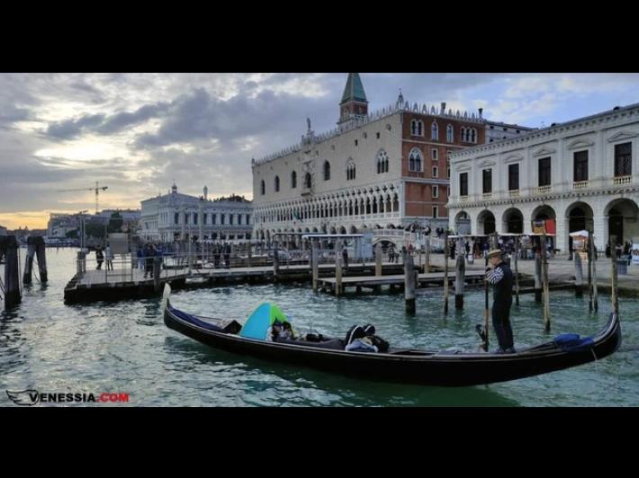 Pesce d'aprile di Venessia.com, gondole come camere d'albergo