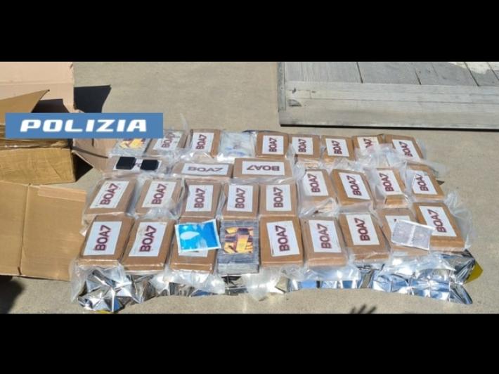 Trenta chili di cocaina in un tir: maxi sequestro in Sardegna, la droga era nascosta fra i ricambi per auto
