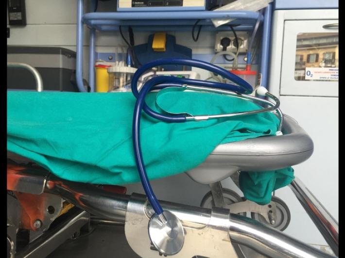 Non gli d&agrave; abbastanza giorni di malattia, picchia il medico