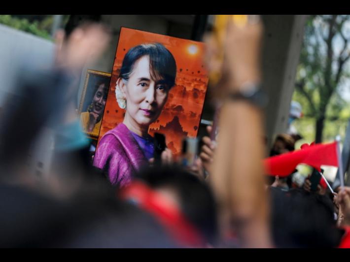 San Suu Kyi lascia il carcere, trasferita ai domiciliari