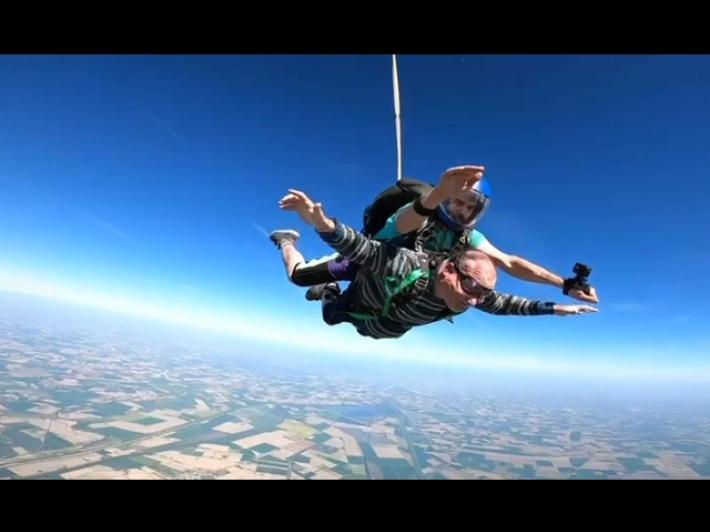 Disabile si lancia con il paracadute, l'impresa di un 52enne