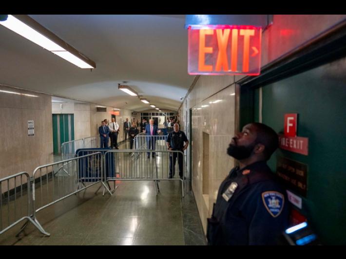 Una persona si &egrave; data fuoco fuori dal tribunale di Trump