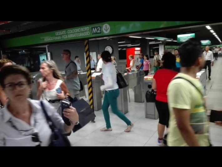 Spinge ragazza su binari della metropolitana a Milano, arrestato
