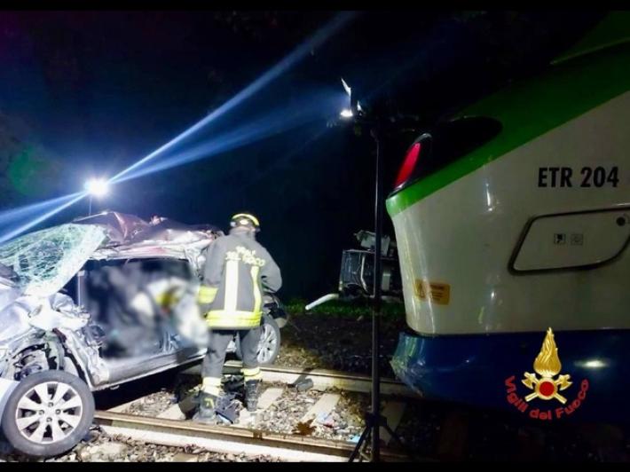 Donna morta in auto sotto un treno