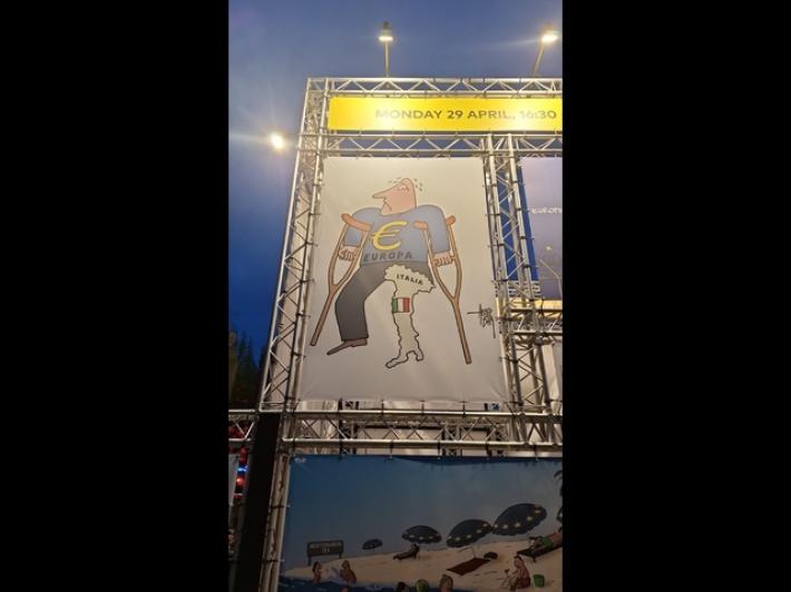 Poster con l'Italia 'gamba malata' al dibattito tra candidati Ue