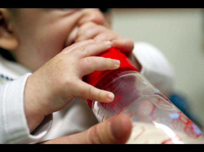 Vino nel biberon per errore, bimbo di 4 mesi in rianimazione