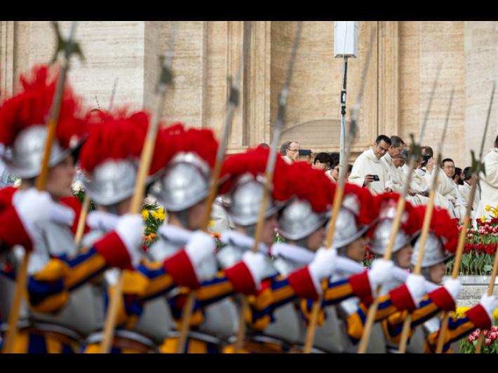 Il Papa alle Guardie Svizzere, 'meno telefonini, visitate Roma'