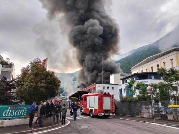 In fiamme Alpitronic a Bolzano, chiuso spazio aereo