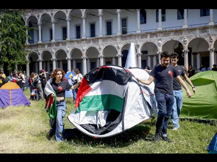 Gli studenti pro Gaza occupano la Statale a Milano