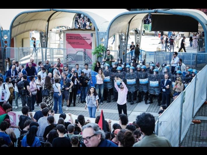 I manifestanti pro Gaza sfondano un cancello a Salone del libro di Torino