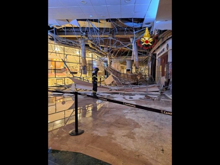 Crollo in centro commerciale, paura ma nessun danno. "Poteva essere una tragedia"