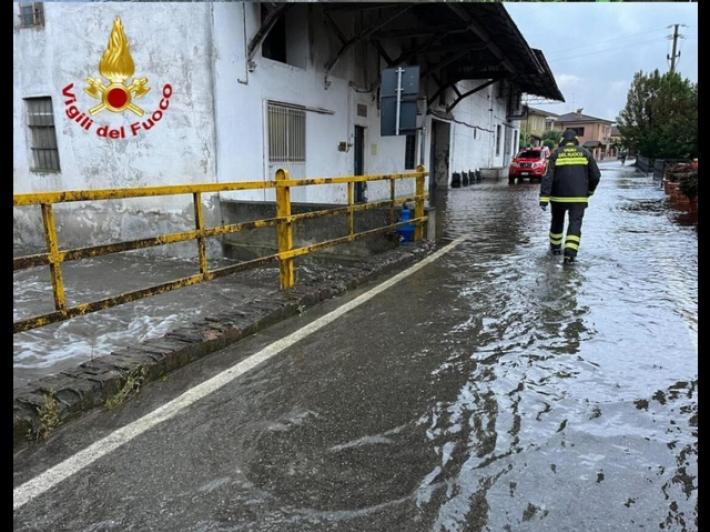Notte di piogge in provincia di Cremona: esonda un fiume, strade e campi allagati. "Sotto osservazione" il Po, l'Oglio e il Serio