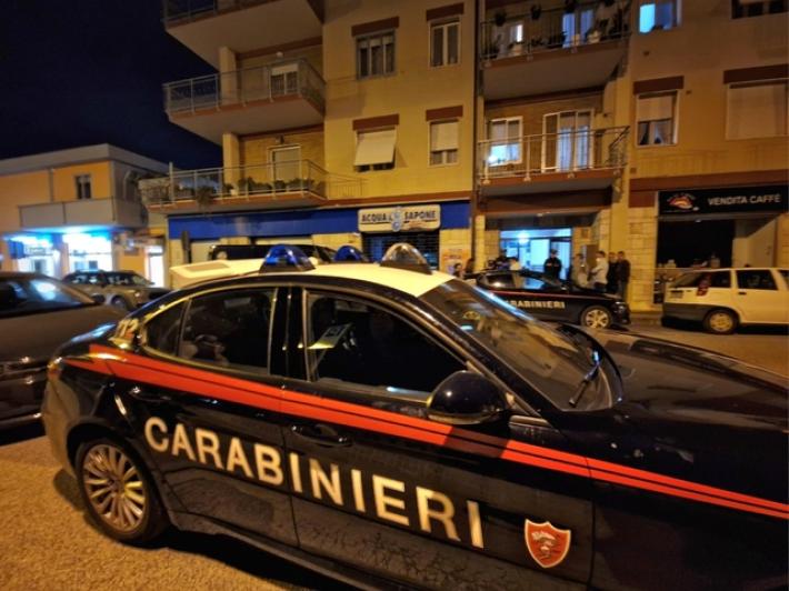 Indagato per maltrattamenti uccide moglie e si suicida