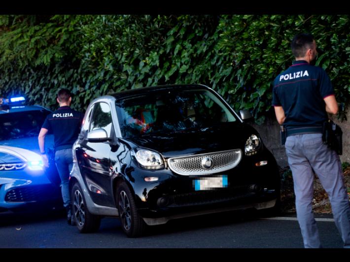 Colpita da proiettile in auto, morta la donna