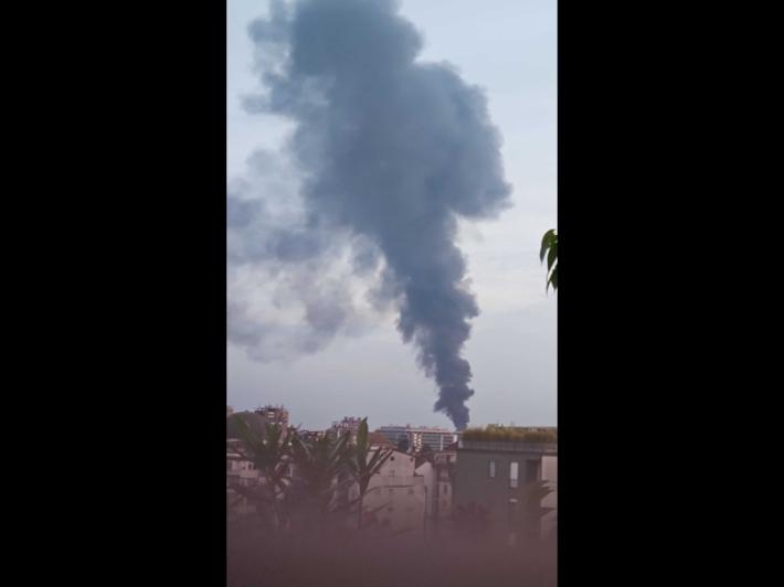 Maxi incendio a Rozzano: a fuoco un deposito di camper