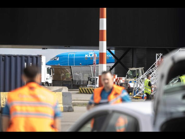 Muore risucchiato dal motore di un aereo ad Amsterdam