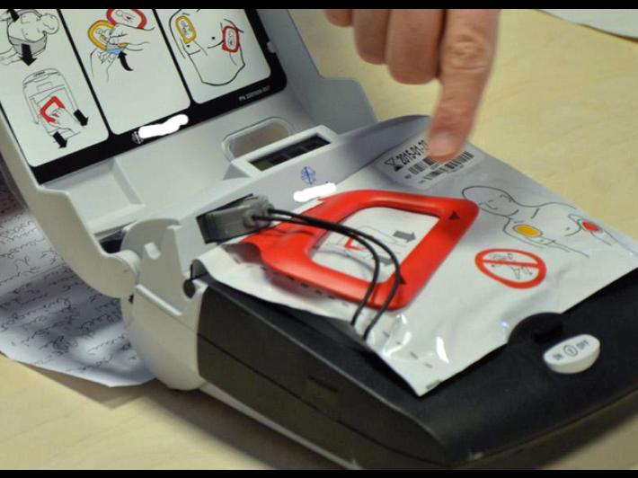 In arresto cardiaco al bar, salvato da studenti allertati da app