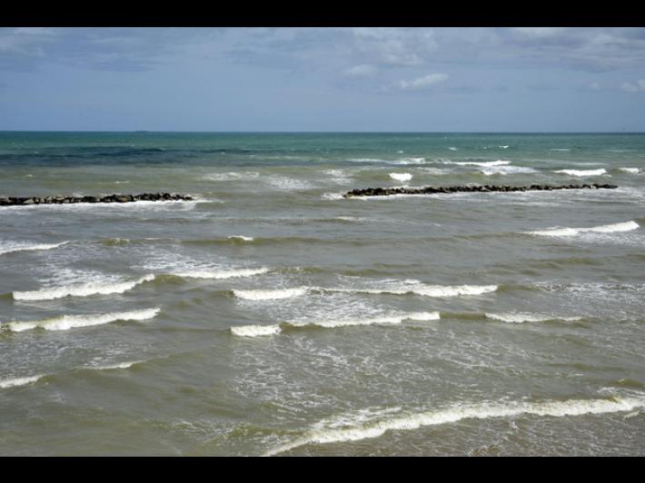 Bimbo di 6 anni annegato: sulla spiaggia c'era la bandiera rossa