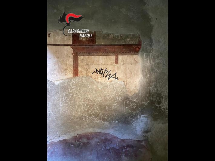 Turista olandese sfregia con 'firma' pareti domus Scavi Ercolano