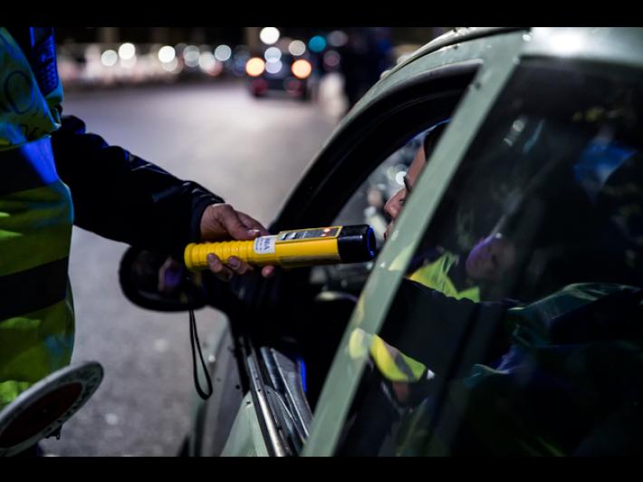 Positivo all'alcoltest chiama il padre, anche lui &egrave; ubriaco