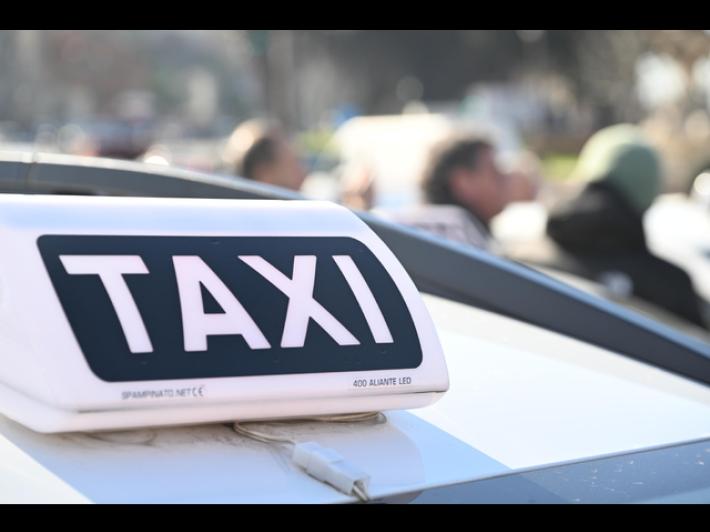 Tassista nega la corsa ad una coppia non vedente, sanzionato