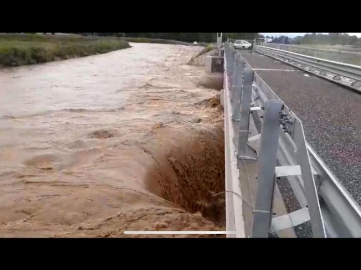 Nubifragio nel Bresciano: un torrente straripa e trascina le auto. Strade chiuse nella zona dell'Alto Garda 