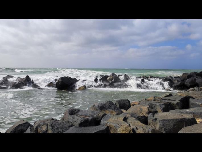 Sbattuta dalle onde contro scogli, muore donna vicino Roma