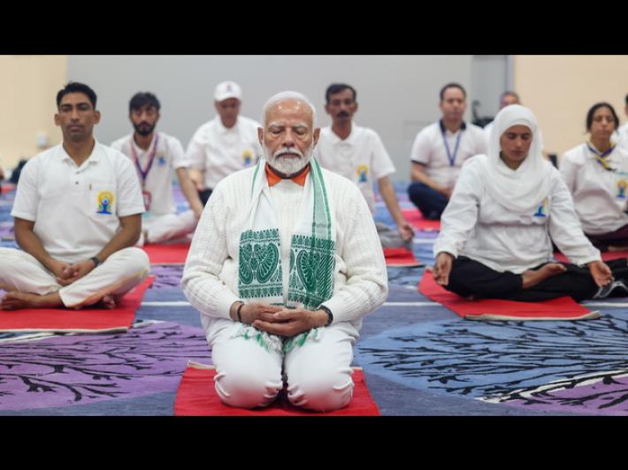 Premier indiano Modi ha guidato una sessione di yoga in Kashmir