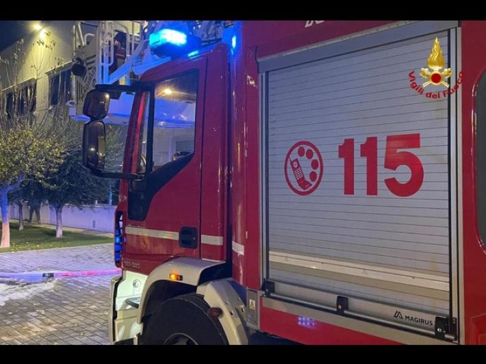 Maiatico, auto a fuoco nella notte