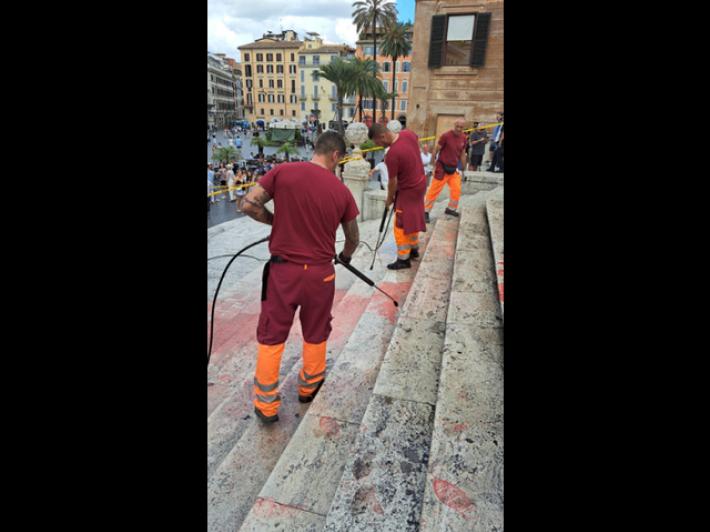 Blitz contro i femminicidi, vernice a Trinit&agrave; dei Monti