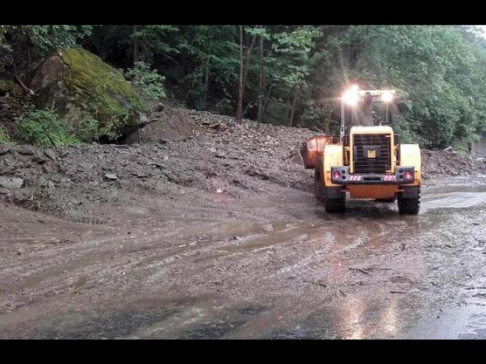 Bomba d'acqua: frana sulla strada per Cogne, paese isolato e i torrenti esondano. Nubifragi nelle valli piemontesi: alcuni pastori sono bloccati. Grandine nel Canavese