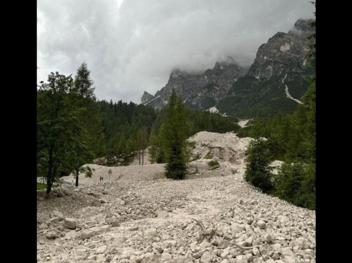 Un'enorme colata di detriti invade strada in Val di Zoldo