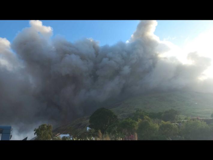 Stromboli, intensa nube cenere lavica su sciara del fuoco