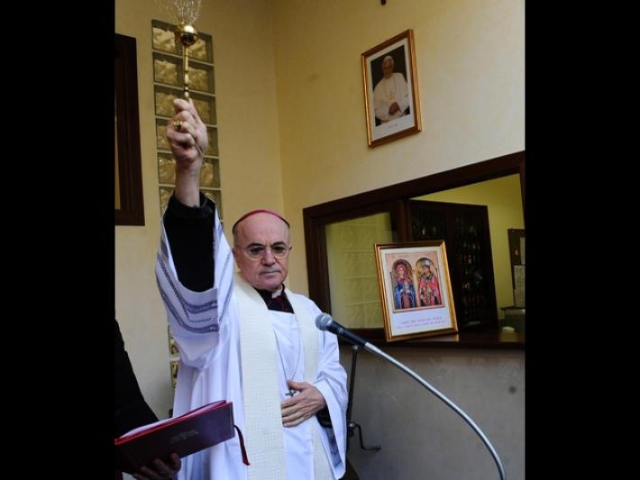 Il Vaticano ha scomunicato monsignor Vigan&ograve;