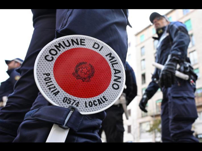 Circondano un'auto della Polizia locale a Milano, agenti contusi: tre 20enne arrestati