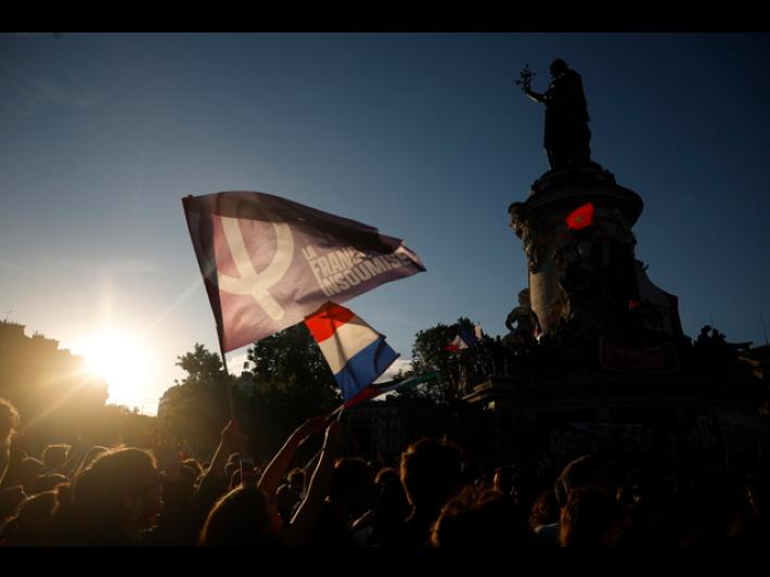 Folla in festa a Place de la Republique a Parigi